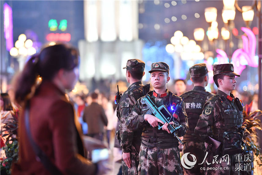图为武警重庆总队执勤第二支队执勤官兵在重庆解放碑进行定点警戒。唐志勇 摄