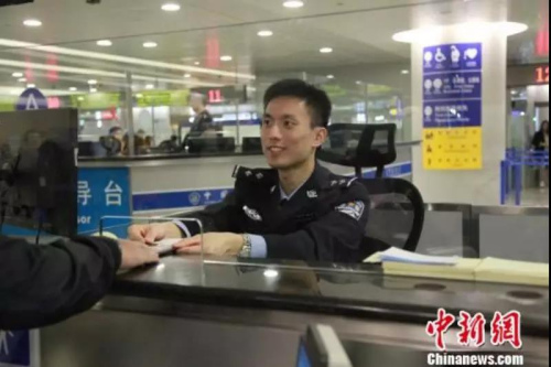 上海边检部门为旅客提供高效优质的通关服务。　芊烨 摄