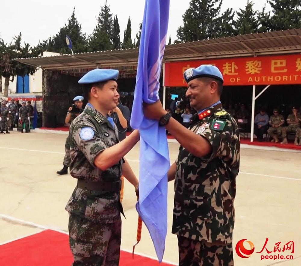 第17批赴黎维和官兵接过联合国旗正式履职。