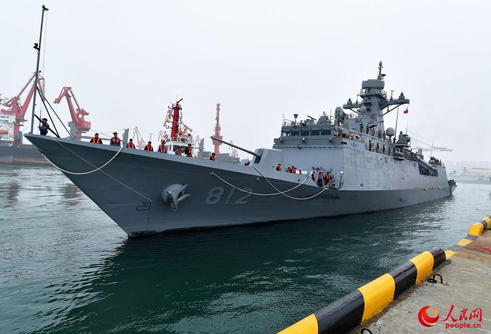 韩国海军“京畿”号导弹护卫舰抵达青岛。雷声 摄