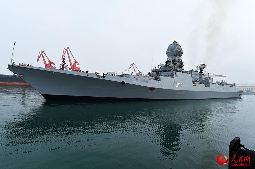 印度海军“加尔各答”号导弹驱逐舰抵达青岛。雷声 摄