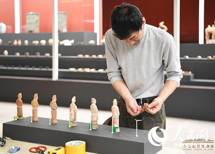 意大利返还中国流失文物展览现场，专家正在进行鉴定、接收工作  摄影：余冠辰