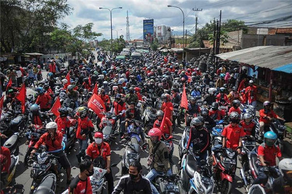 图为10月5日，印尼民众在万丹省丹格朗参与集会，反对国会通过《创造就业法案》（图片源自：印尼安塔拉通讯社）