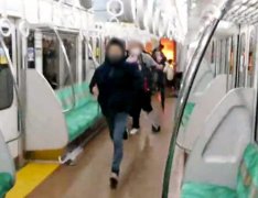 日本一男子在东京都列车内持刀纵火伤17人 嫌疑人：想被判死刑