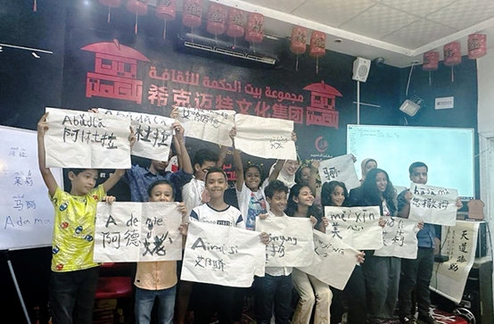 学着用中文书写自己姓名的埃及儿童们。埃及希克迈特文化集团供图