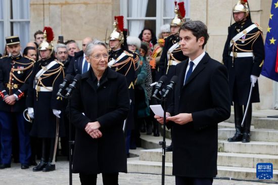 1月9日，加布里埃尔·阿塔尔（前右）在法国巴黎总理府举行的权力交接仪式上致辞。新华社发（里特·埃斯摄）