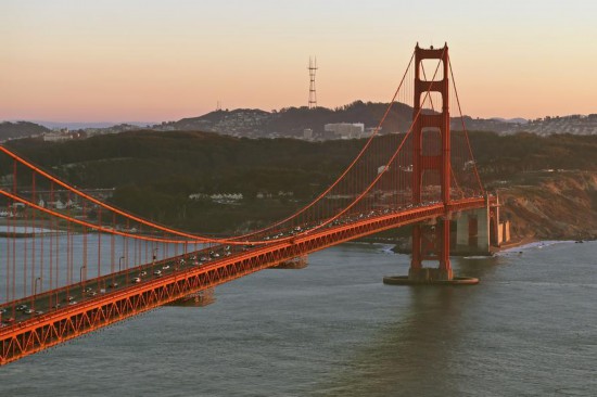 这是夕照时分的美国旧金山金门大桥。
