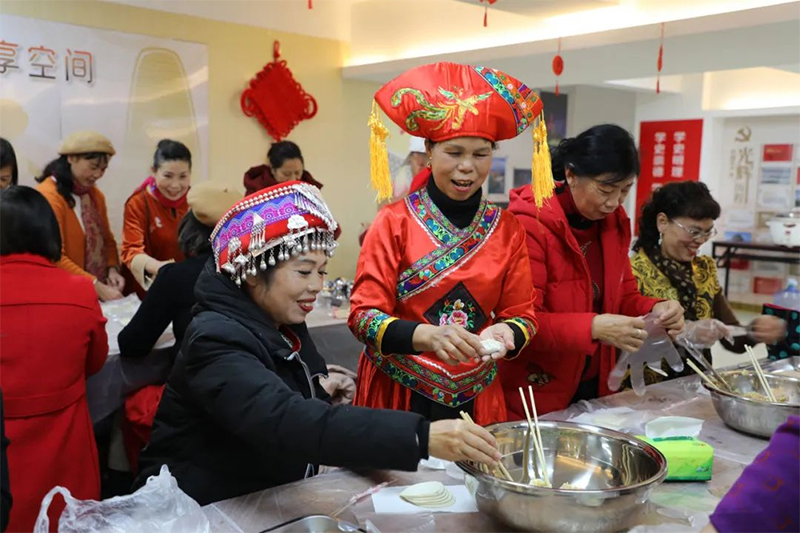 社区居民一起包饺子迎新春。蟠龙社区供图